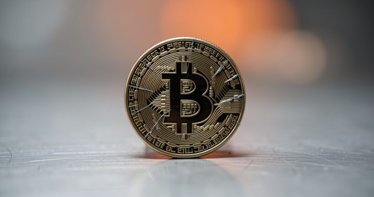 Bitcoin chute sous 62 000 $ : 1,5 milliard de liquidations en 24h